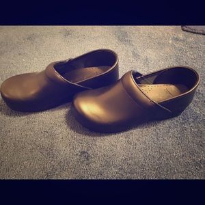 Dansko’s Black Cabrio Shoes